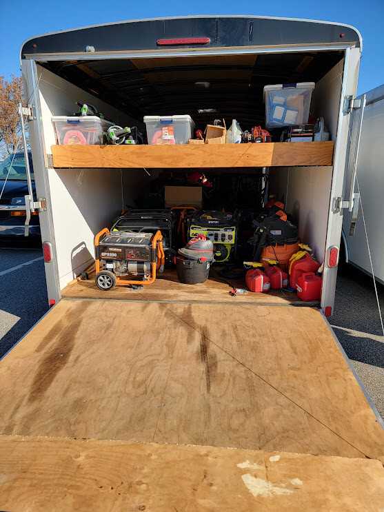 2016 UNITED EXPRESS TRAILER UTL-8.524R  30' Enclosed Utility Trailer Filled with Misc. Outdoor Equip - TRAILERS