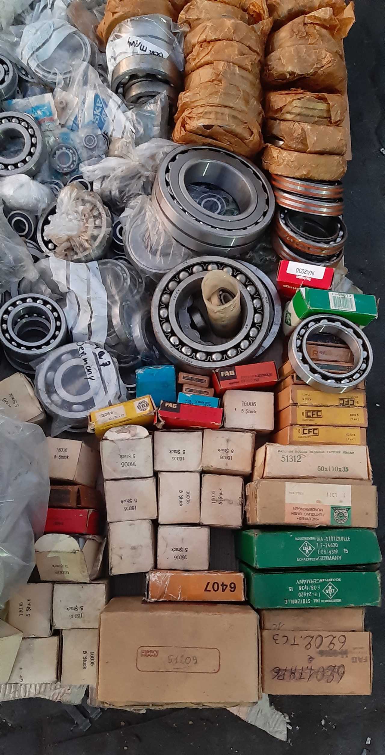 1 pallet of assorted bearings - BEARINGS