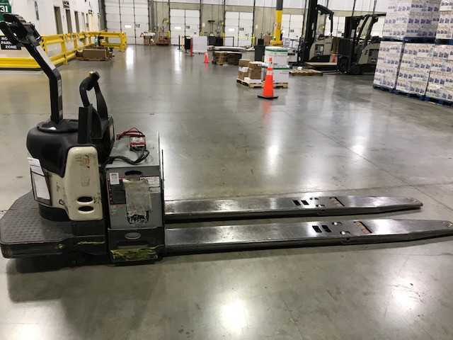 2005 Crown PE4000-60 rider jack, Hebron, KY - MANUAL PALLET JACKS