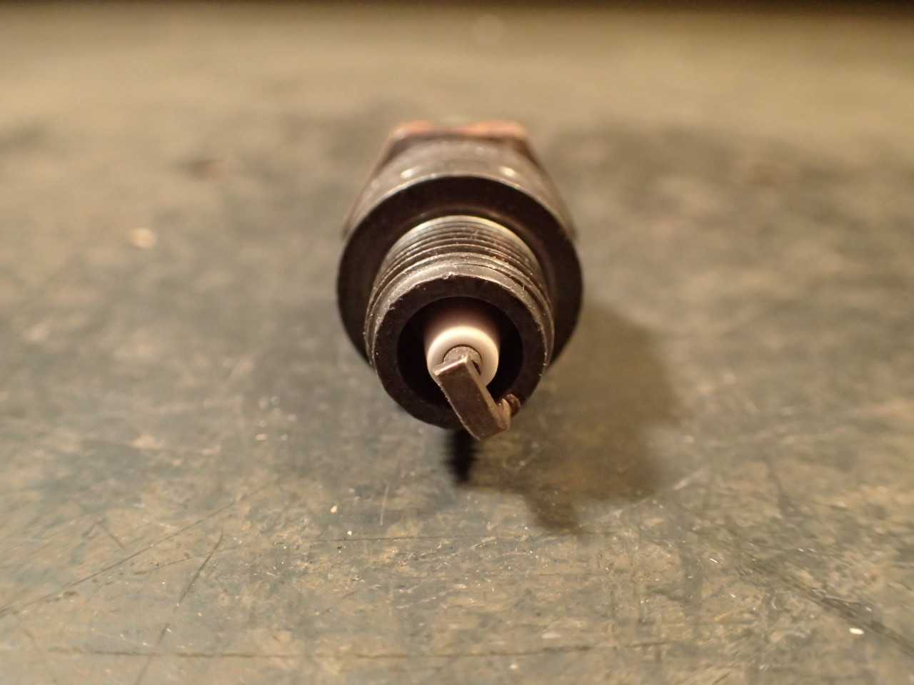 15 Pieces General Motors GM AC Spark Plug Division ACNITER R43S Green Ring: NOS! - INDUSTRIAL PARTS