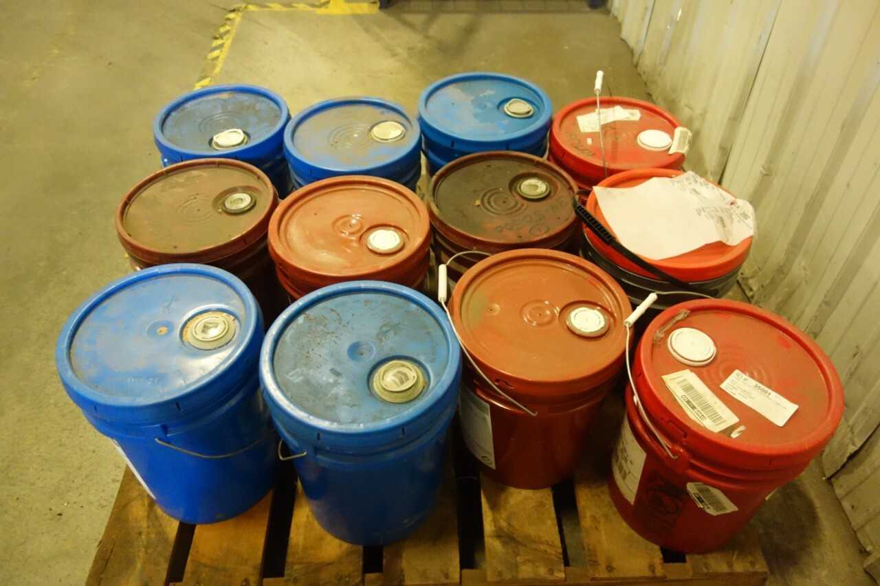 PALLET OF ASSORTED CHEVRON AND MOBIL LUBRICANTS - HAND TOOLS