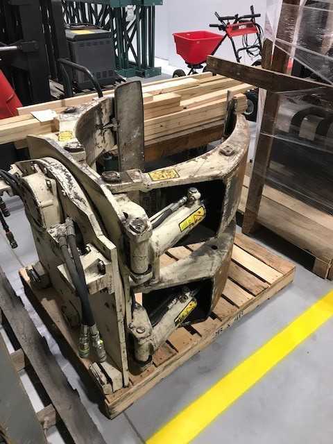 Cascade 45F-RC-03G roll clamp Appleton WI - LIFTING ATTACHMENTS