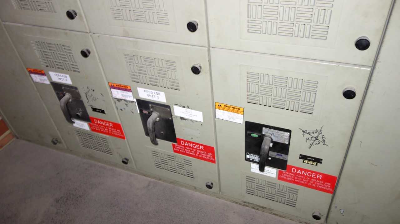 WESTINGHOUSE DK 25 AIR CIRCUIT BREAKER SWITCHGEAR CABINET (INCLUDES ALL 7 BREAKERS, ALL ELECTRICAL COMPONENTS AND CABLES) DELAYED REMOVAL - SWITCHGEAR