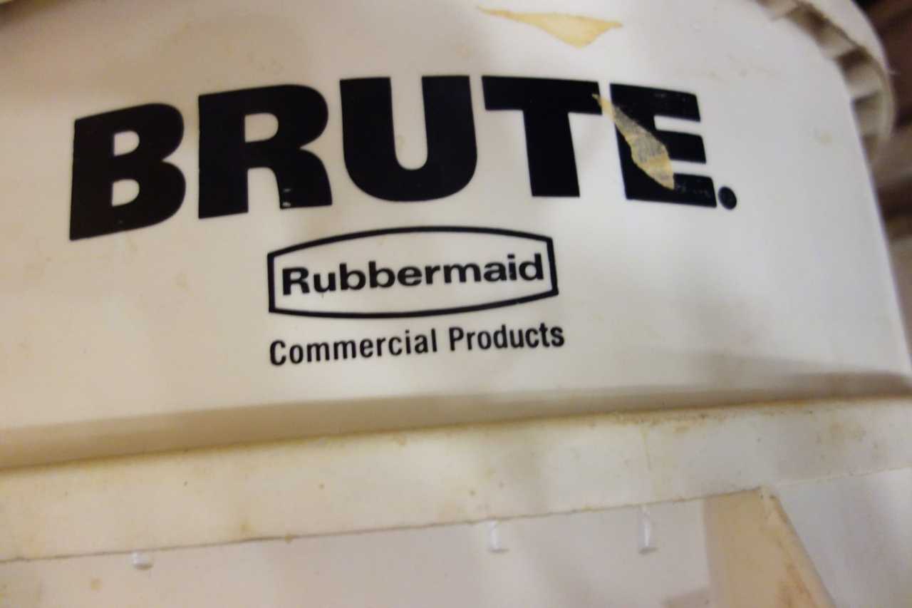 LOT OF 12 RUBBERMAID BRUTE 32 GALLONS TRASH CANS - WASTE BINS
