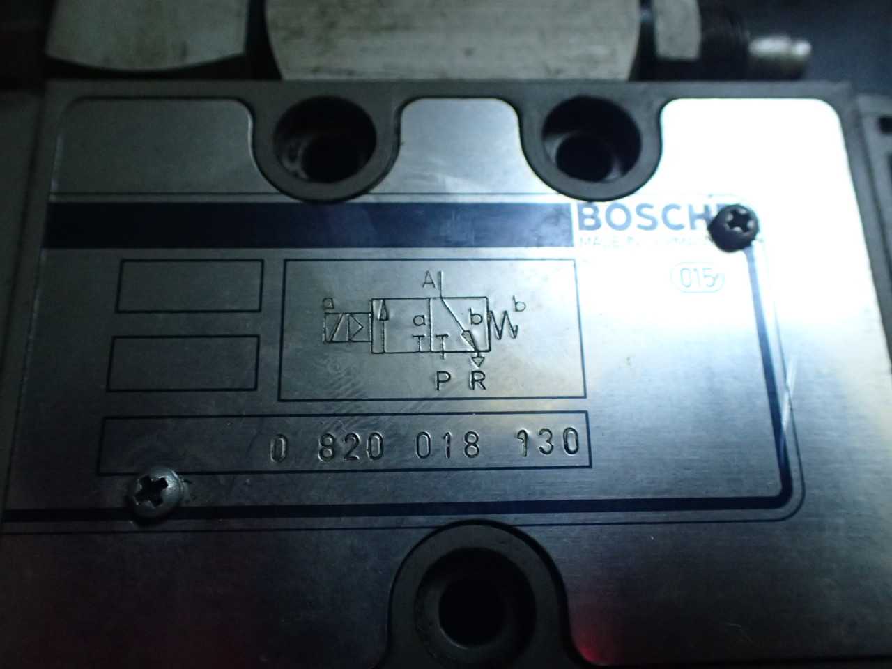 Bosch, 0-820-018-130, Hydraulic Directional Control Valve Assembly: 24 VDC - CONTROL VALVE