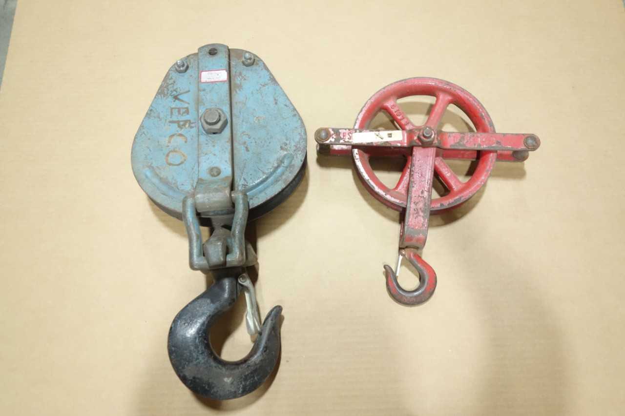 LOT OF 2 PULLEYS - PULLEY