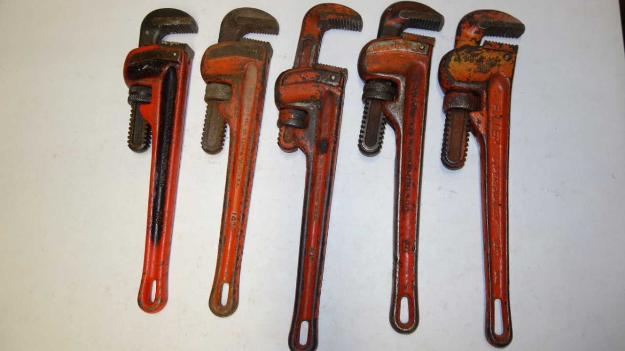 LOT OF 5 ASSORTED RIDGID 14 IN ADJUSTABLE PIPE WRENCHES - HAND TOOLS