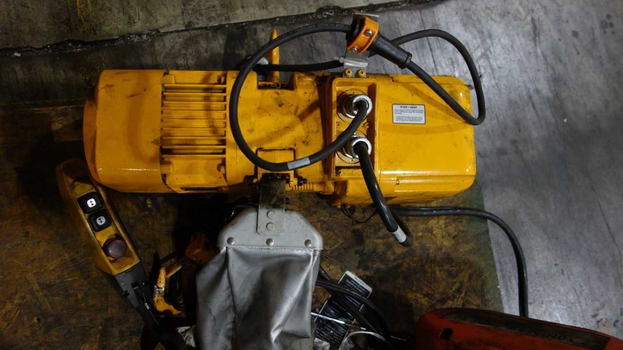 LOT OF 2 ASSORTED ELECTRIC HOISTS, CM LODESTART MODEL R 2 TON, HARRINGTON ER2A-4ASY2563 1/4TON - LIFTING EQUIPMENT