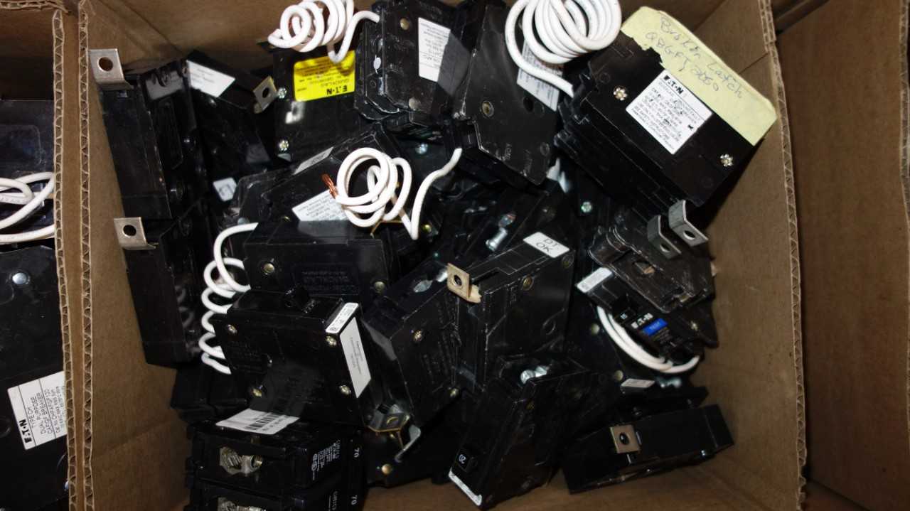 1 BOX OF ASSORTED EATON MINIATURE CIRCUIT BREAKERS, QUICKLAG, BR, CH - CIRCUIT BREAKERS