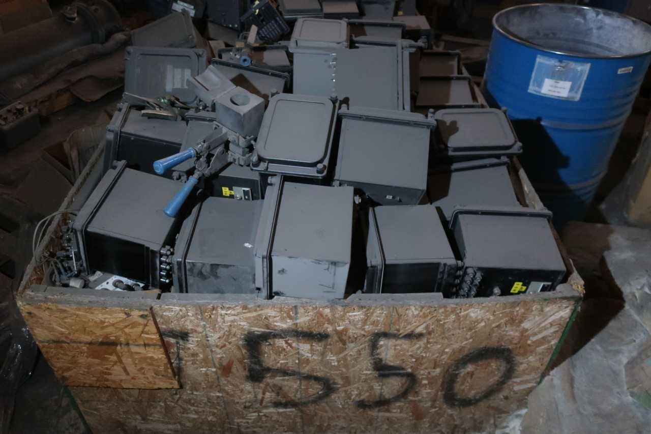 CRATE OF ASSORTED OVER CURRENT RELAYS, GENERAL ELECTRIC - ELECTRIC MOTORS