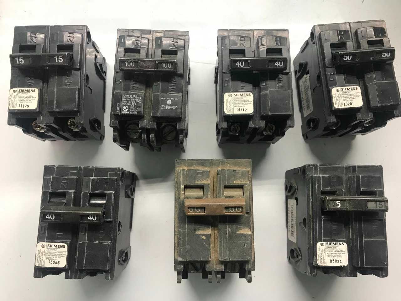 VARIOUS SIEMENS 2 POLE CIRCUIT BREAKERS (QTY 7) - CIRCUIT BREAKERS