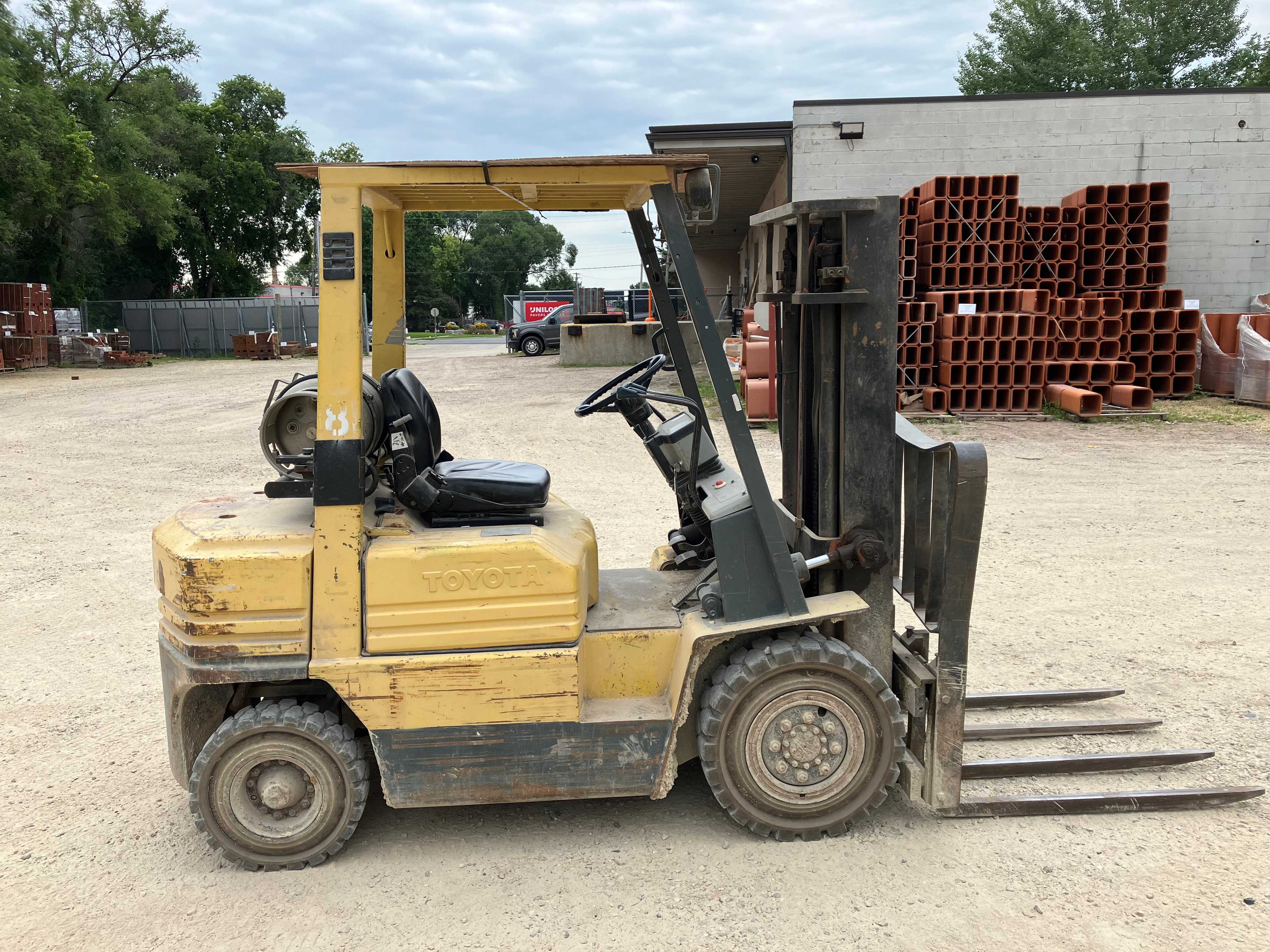 1988 TOYOTA FG25 COUNTERBALANCE FORKLIFT