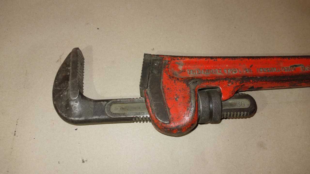 RIDGID 36 IN HEAVY DUTY PIPE WRENCH - HAND TOOLS