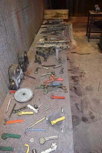LOT OF ASSORTED HAND TOOLS AND WORKSHOP EQUIPMENT - MISCELLANEOUS