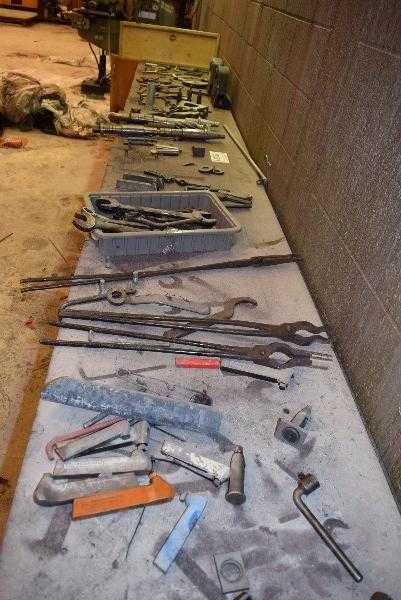 LOT OF ASSORTED HAND TOOLS AND WORKSHOP EQUIPMENT - MISCELLANEOUS LOT OF ASSORTED HAND TOOLS AND WORKSHOP EQUIPMENT - MISCELLANEOUS