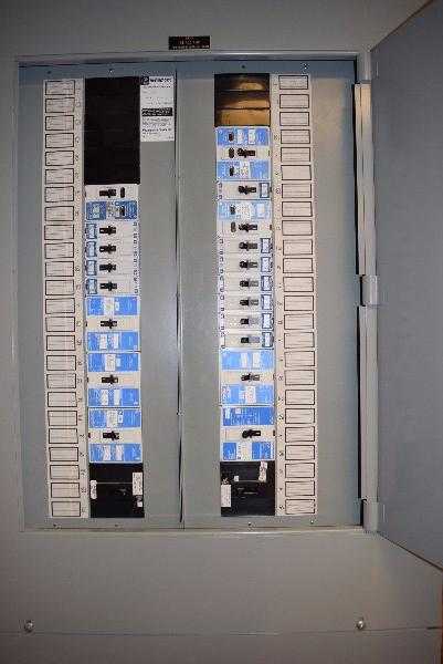 WESTINGHOUSE BREAKER DISTRIBUTION PANEL CDP 600 A 120/208 VAC - MISCELLANEOUS