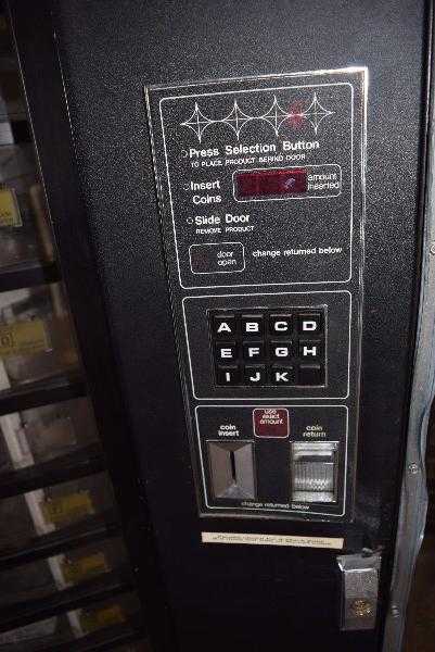 ROWE INTERNATIONAL SHOWCASE SNACK VENDING MACHINE - MISCELLANEOUS