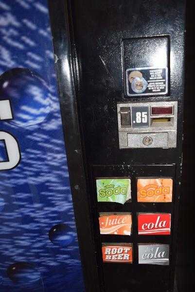 DIXIE-NARCO DNCB 360R/210-6 COLD DRINK VENDING MACHINE - MISCELLANEOUS