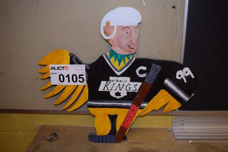 1 WOODEN ARTWORK OF WAYNE GRETZKY - MISCELLANEOUS