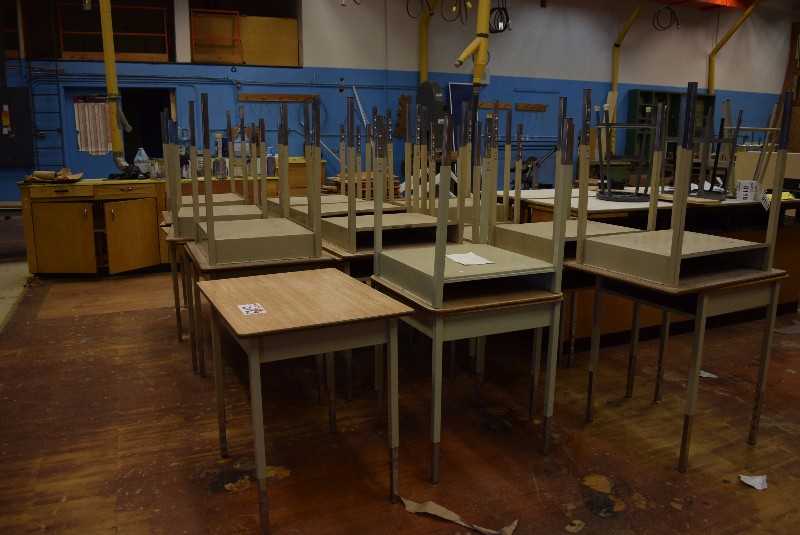 LOT OF STUDENT DESK - MISCELLANEOUS