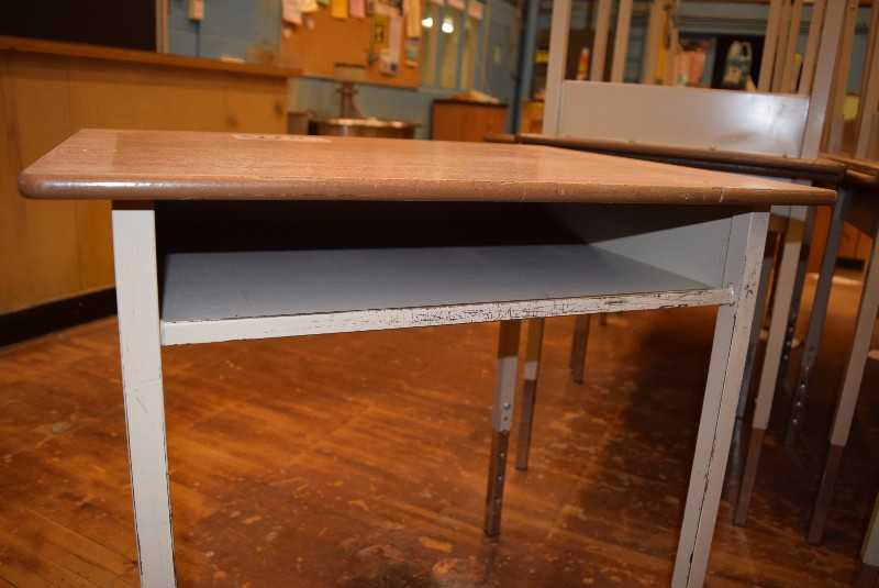LOT OF STUDENT DESK - MISCELLANEOUS