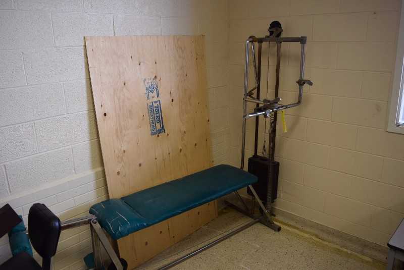 LOT OF UNIVERSAL WEIGHT MACHINE - MISCELLANEOUS