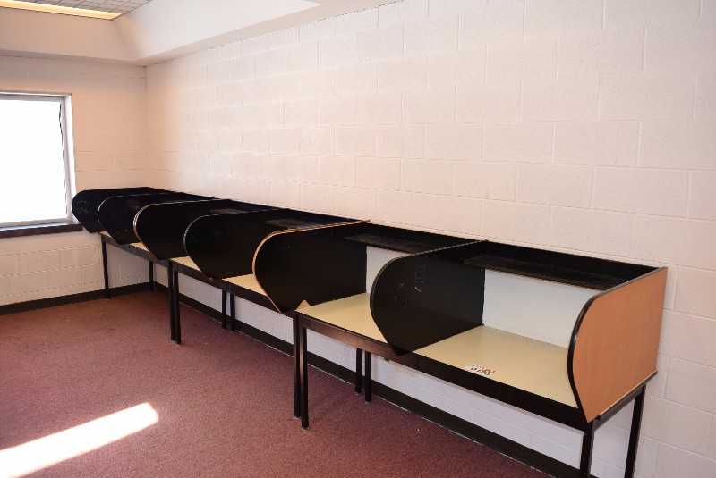 LOT OF STUDENT STUDY DESK - MISCELLANEOUS