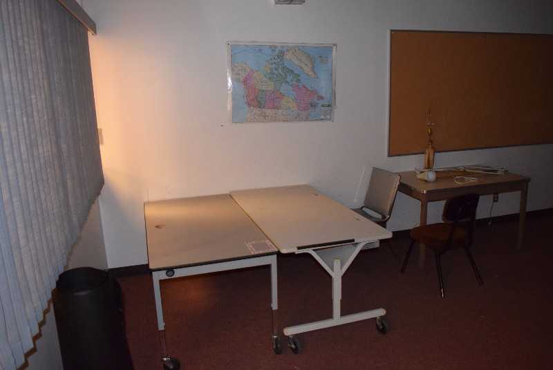 CONTENTS OF ROOM TABLES CHAIRS - MISCELLANEOUS