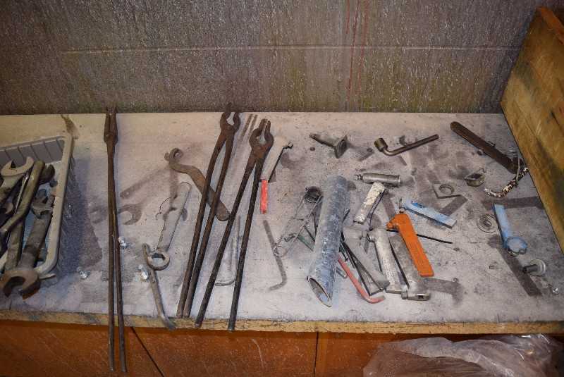 LOT OF ASSORTED HAND TOOLS AND WORKSHOP EQUIPMENT - MISCELLANEOUS