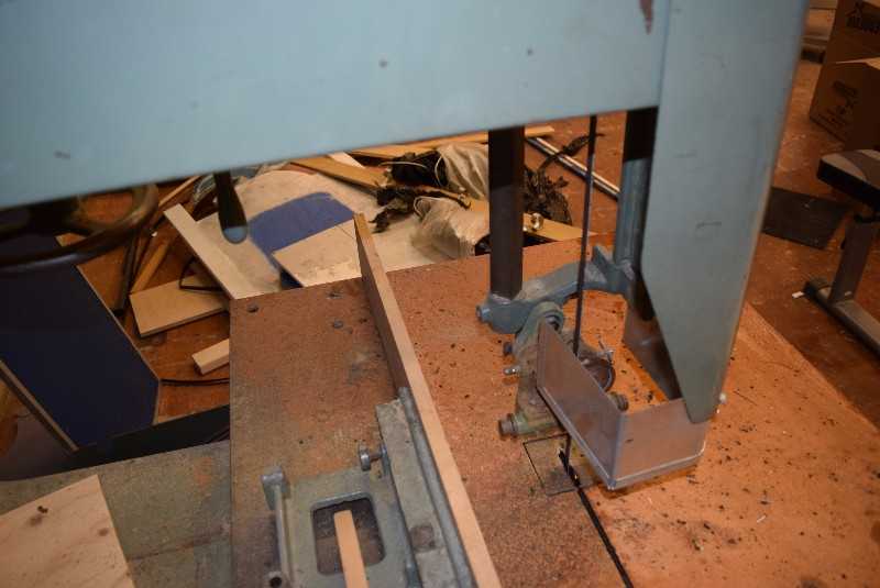 FERRO MACHINERY DANCKAERT VERTICAL BAND SAW - MISCELLANEOUS