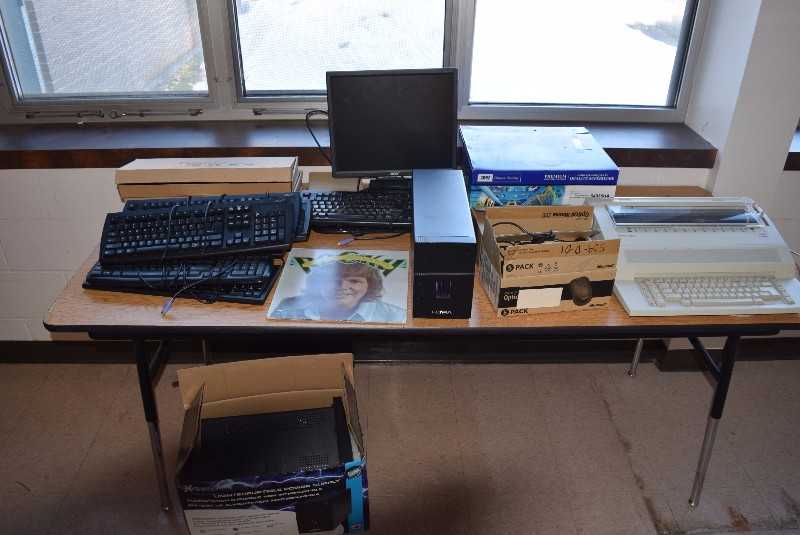 LOT OF COMPUTER ACCESSORIES - MISCELLANEOUS