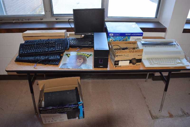 LOT OF COMPUTER ACCESSORIES - MISCELLANEOUS