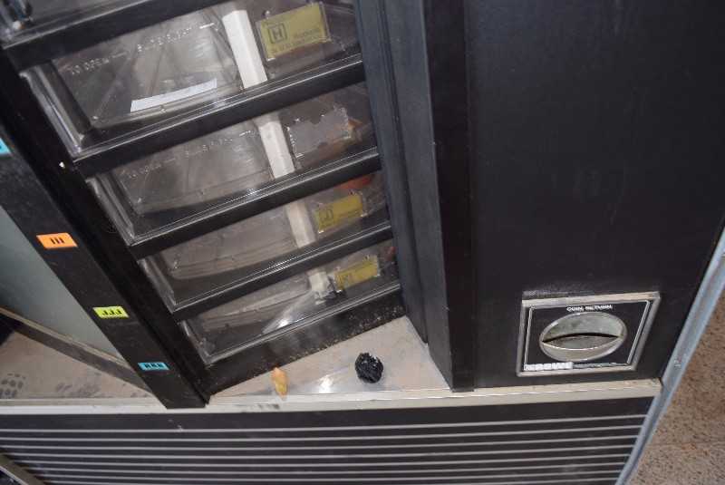 ROWE INTERNATIONAL SHOWCASE SNACK VENDING MACHINE - MISCELLANEOUS