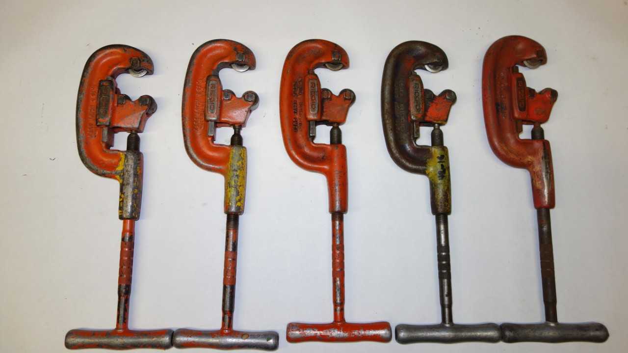LOT OF 5 RIDGID 2A 1/2 TO 2 IN PIPE CUTTERS - HAND TOOLS