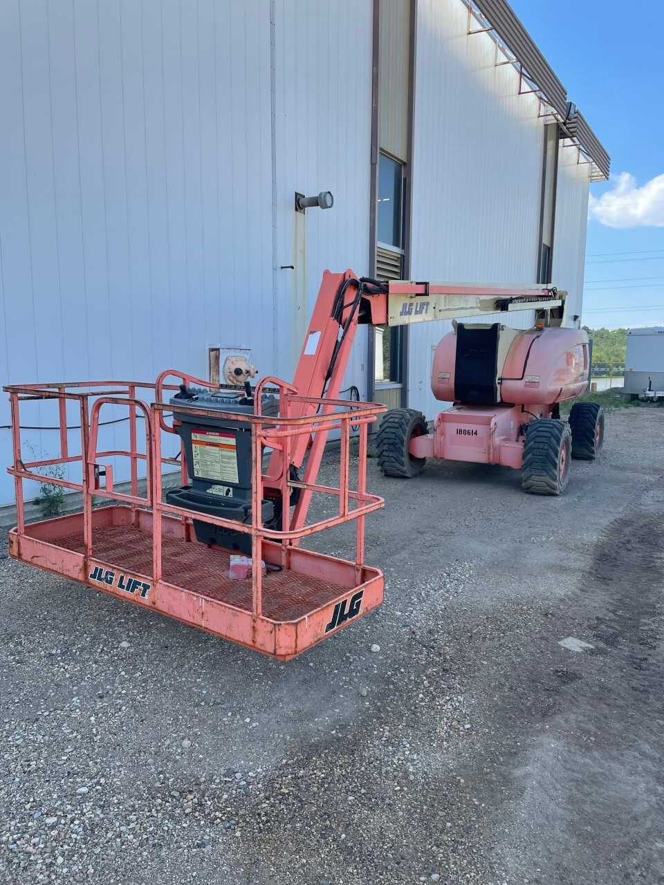 2000 JLG Lift 800AJ Articulating Boom Lift - FORKLIFTS