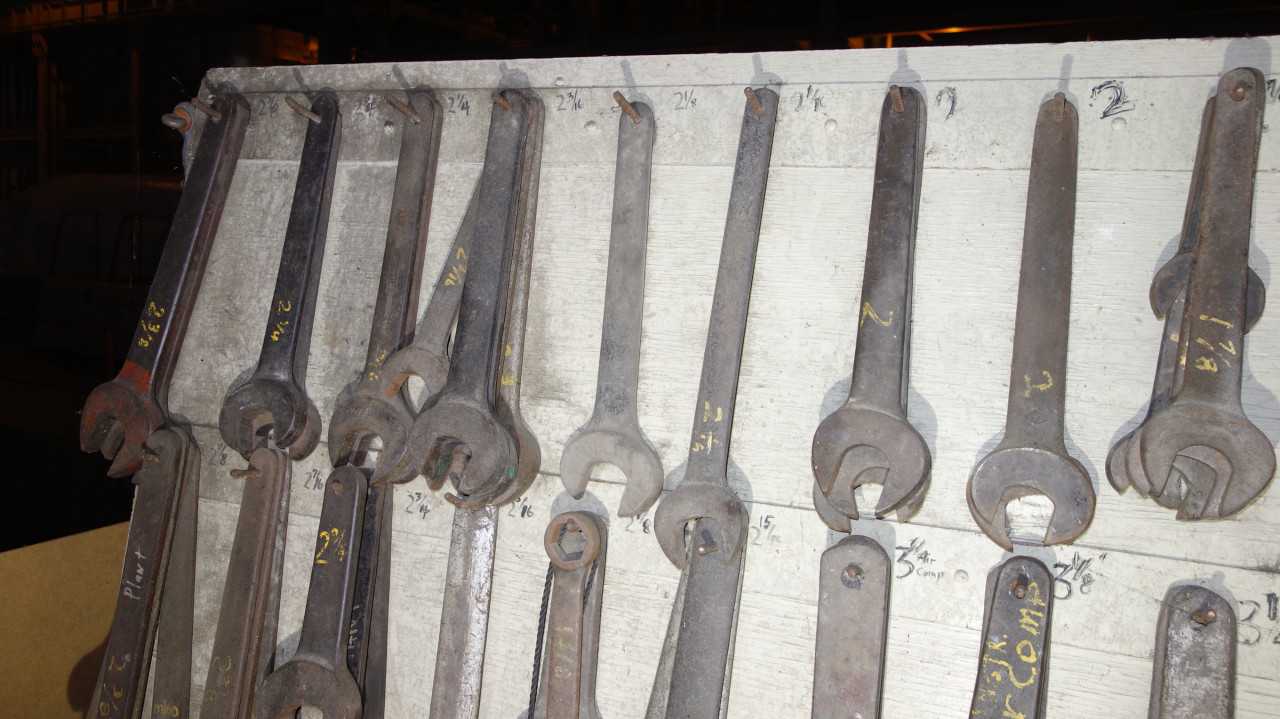 LOT OF 2 CONTENTS OF WALL - TOOL ORGANIZER W/ RACK - ELECTRIC POWER TOOLS
