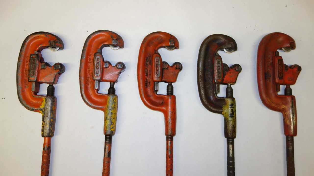 LOT OF 5 RIDGID 2A 1/2 TO 2 IN PIPE CUTTERS - HAND TOOLS