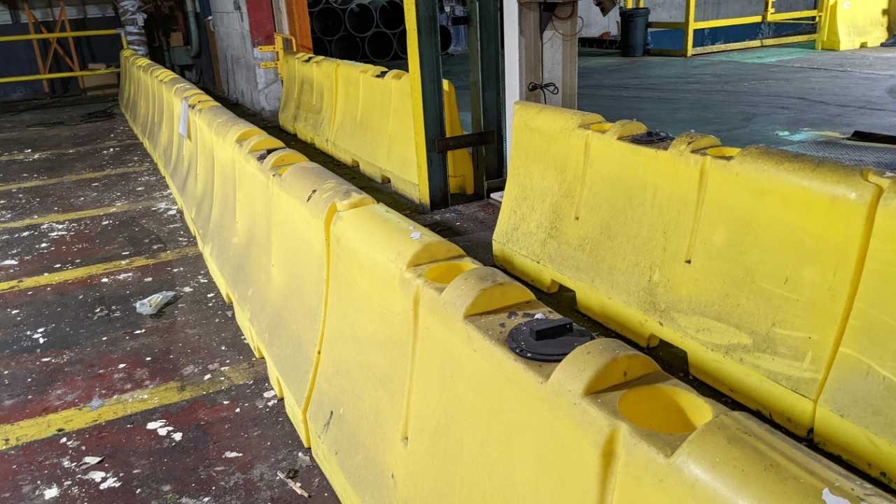 Lot of 10 safety traffic barriers - SAFETY EQUIPMENT Lot of 10 safety traffic barriers - SAFETY EQUIPMENT