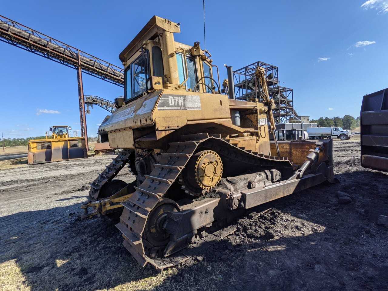 Caterpillar D7H Dozer - CRAWLER LOADERS