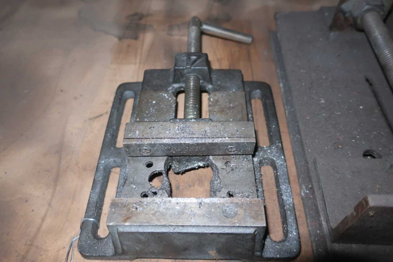 LOT OF 2 ASSORTED VISES - ELECTRIC POWER TOOLS