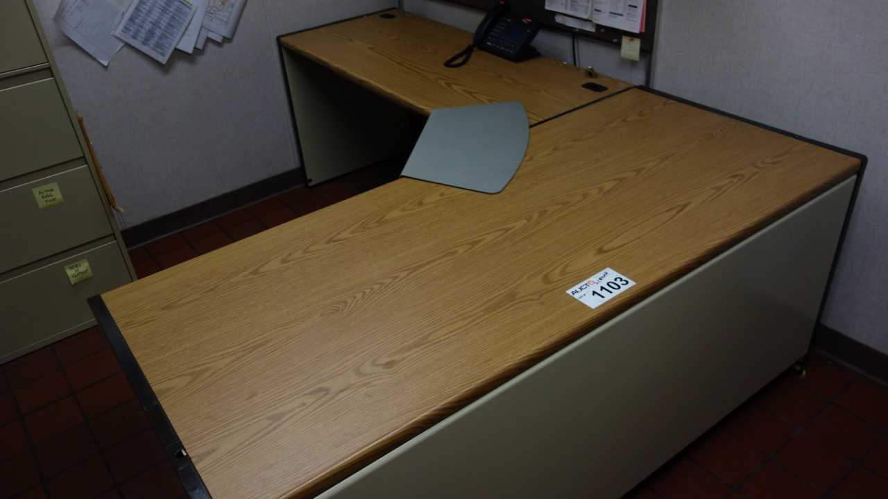 LOT OF FURNITURE, 1X DESK, 1X CABINET - PLANT & FACILITY