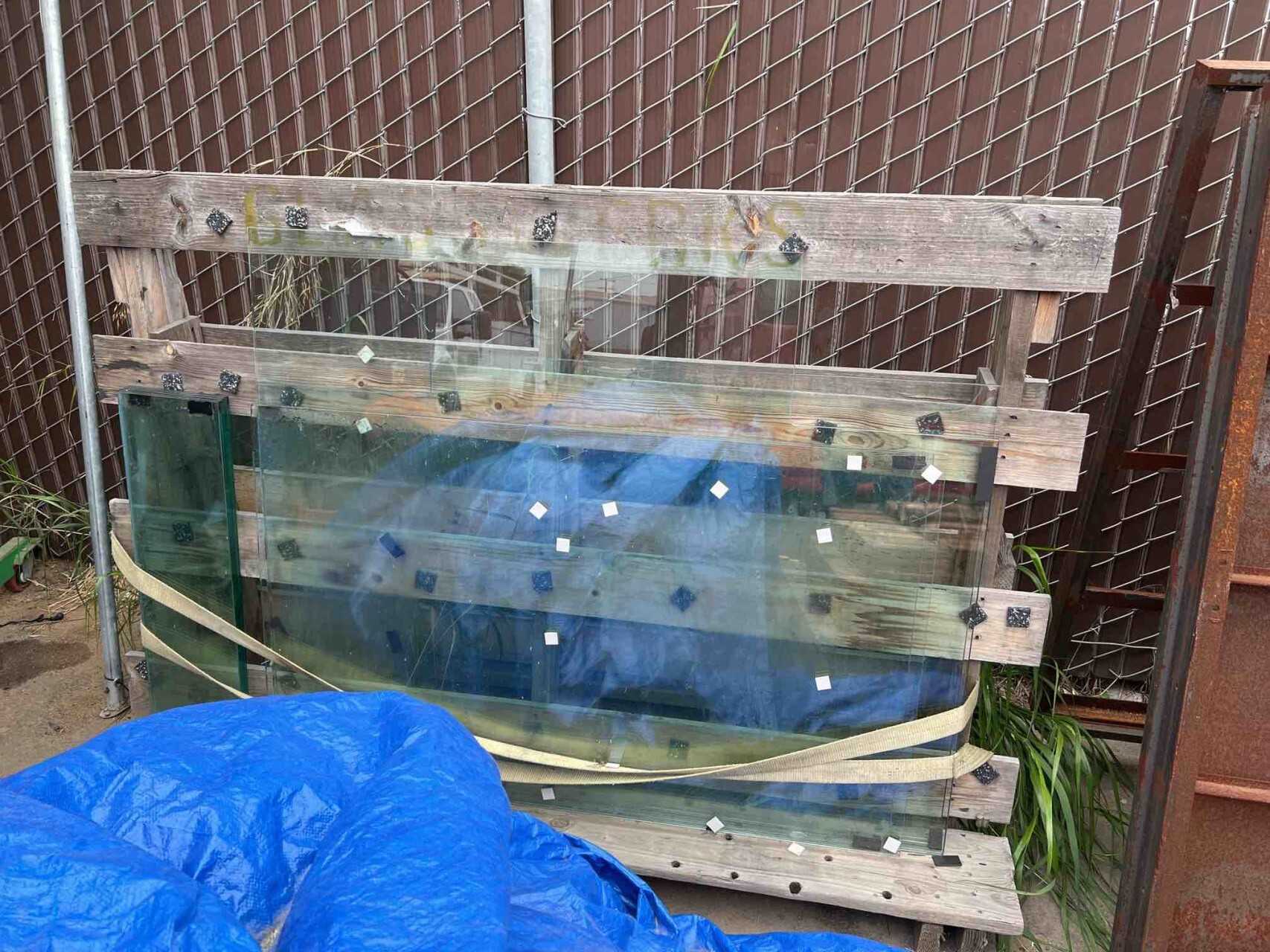 Lot of Glass - MATERIAL HANDLING Lot of Glass - MATERIAL HANDLING