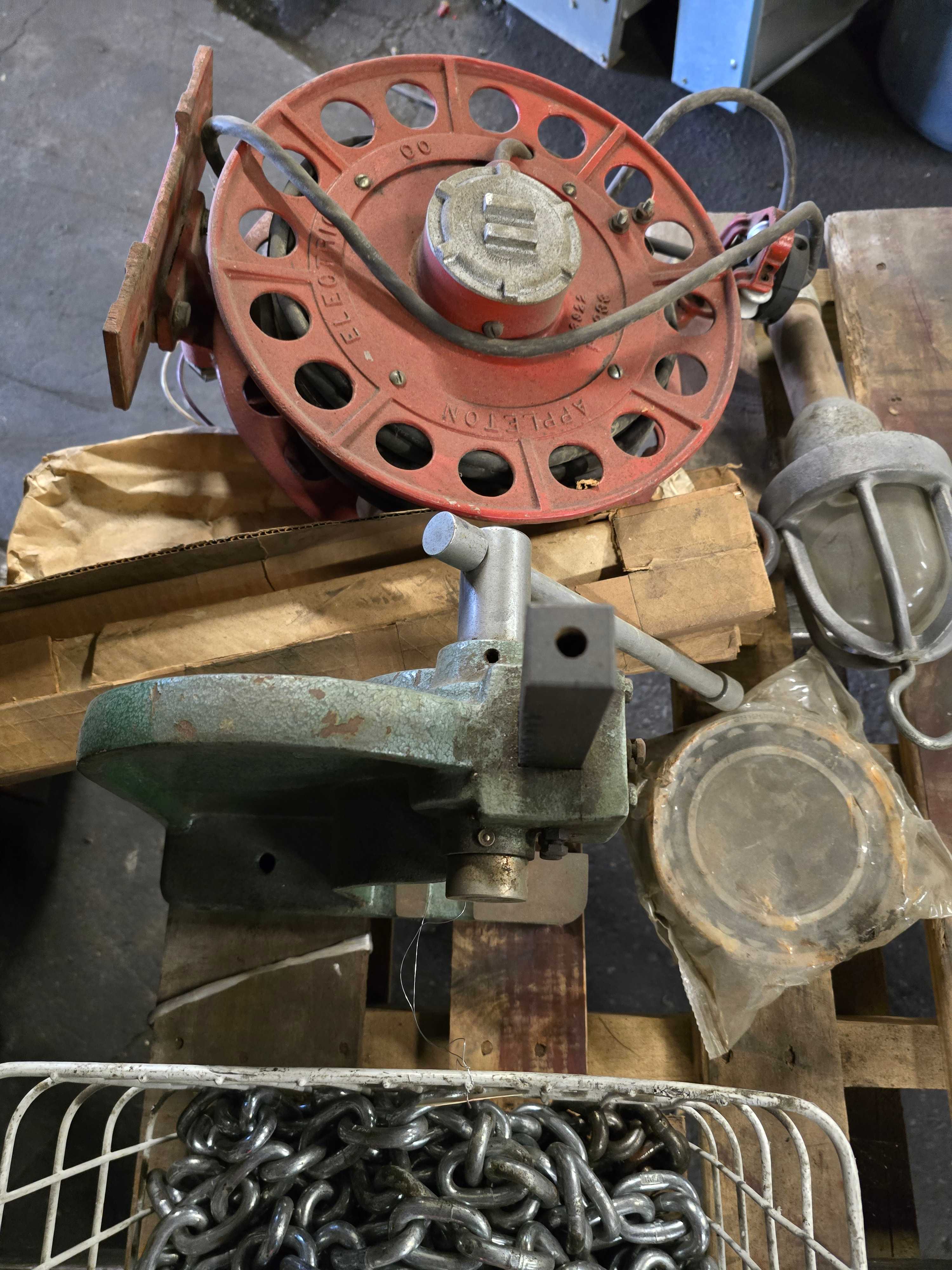 LOT OF INDUSTRIAL PARTS & CHAIN HOIST - INDUSTRIAL PARTS LOT OF INDUSTRIAL PARTS & CHAIN HOIST - INDUSTRIAL PARTS