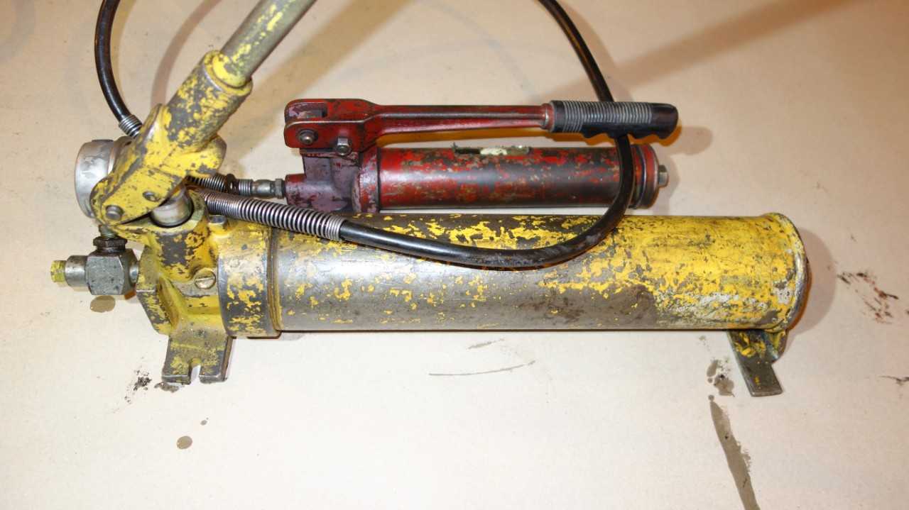 LOT OF 2 ASSORTED ENERPAC HYDRAULIC HAND PUMP, P 80 CC7 - HYDRAULIC PARTS