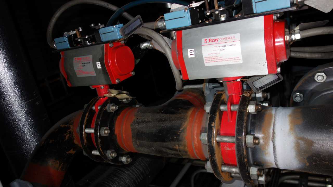 LOT OF 5 BRAY 6IN PNEUMATIC BUTTERFLY VALVES - VALVES
