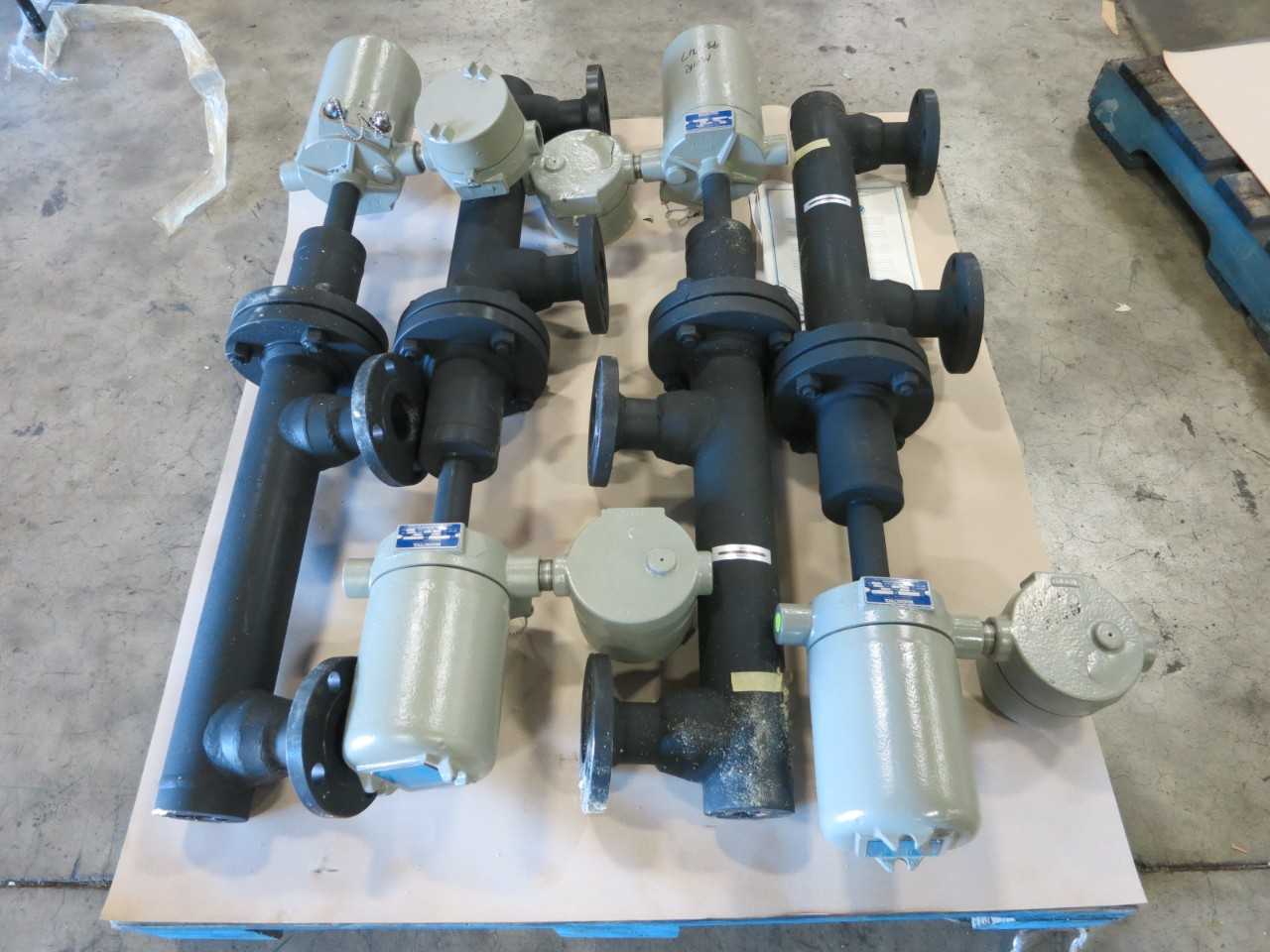 LOT OF 4 MAGNETROL XE65-2Q3A-EZA MODULEVEL EZ SERIES TWO WIRE LEVEL TRANSMITTER 24V-DC 285PSI @ 100F - INSTRUMENTATION