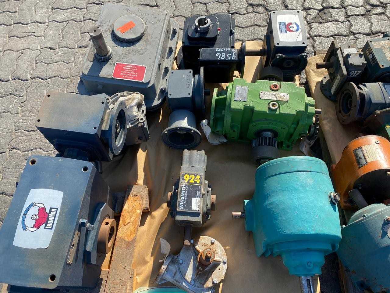 2 PALLETS OF ASSORTED GEARS - HAND TOOLS