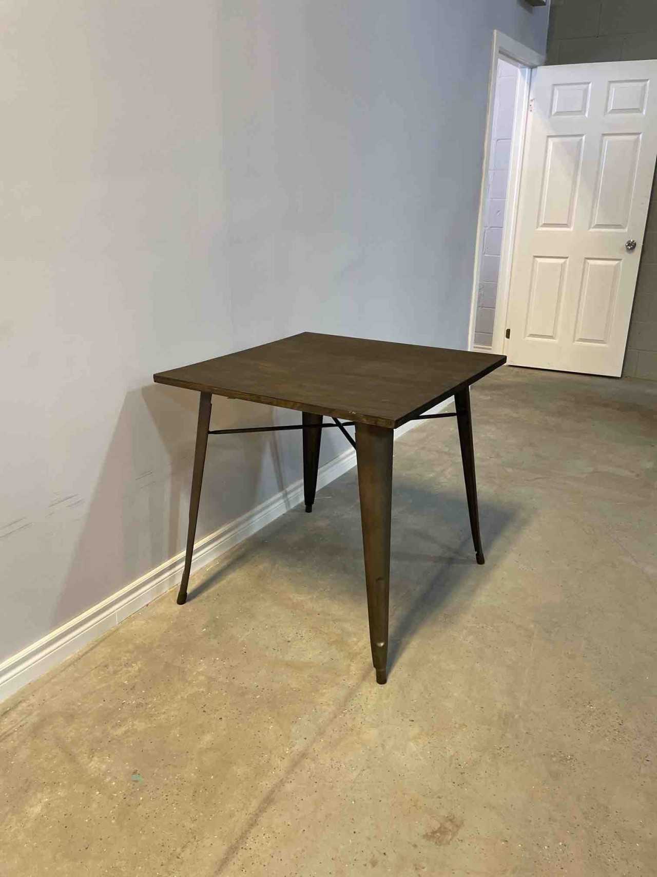 MEDIUM GRATI DINING TABLE 32" X 32" X 31" SQUARE - MACHINING EQUIPMENT