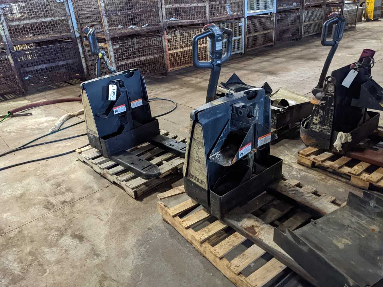 LOT OF 2 CROWN WP 2000 4500LB 24V-DC ELECTRIC PALLET JACK (NEED REPAIRS MISSING BATTERY) - MANUAL PALLET JACKS
