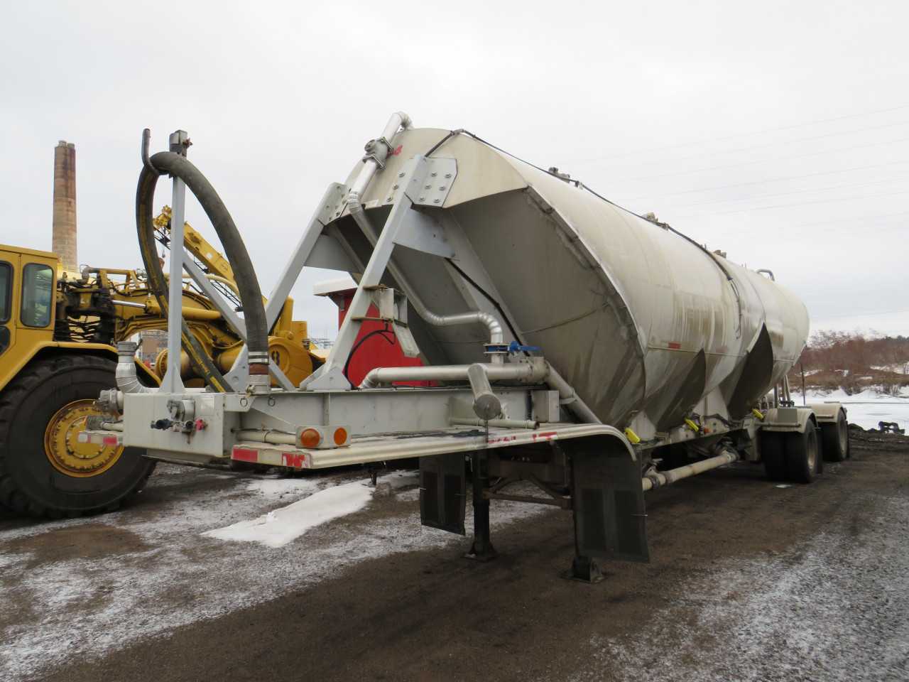 1981 FREUHAUF DRY ASH TRAILER - TRAILERS